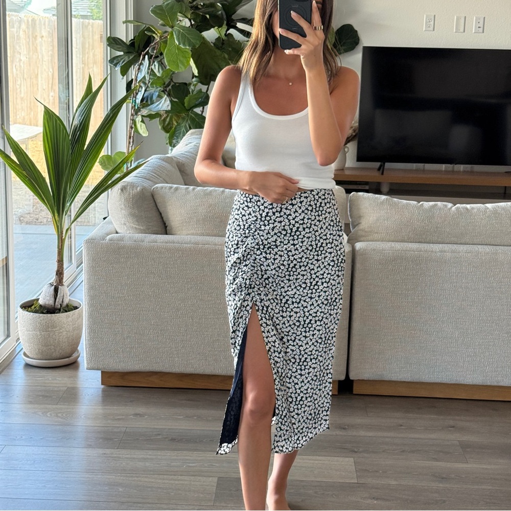 NWT Abercrombie & Fitch Black and White Floral Pencil Skirt